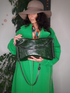borsa in pelle con effetto vinile lucido con tracolla colore verde