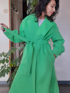 cappotto lungo con cintura in panno diagonale colore verde