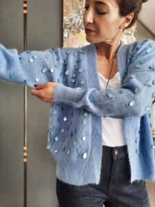 maglia Kaos aperta misto lana con applicazioni azzurra