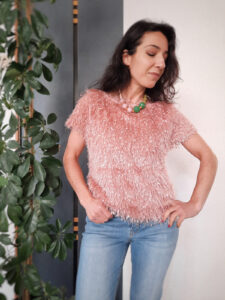 maglia donna corta con frange e mezza manica rosa